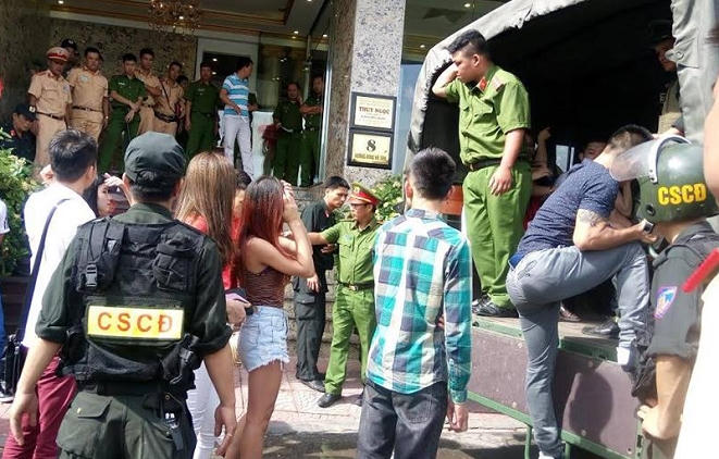 Lực lượng chức năng kiểm tra quá trình hoạt động của quán karaoke Ruby.