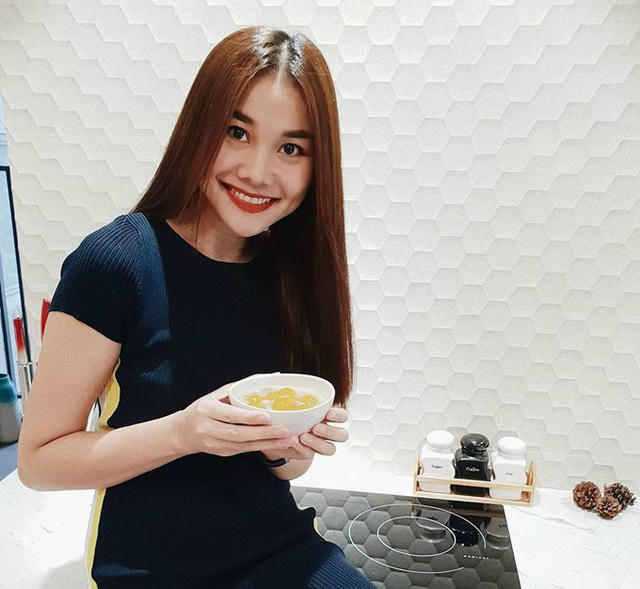 Thanh Hằng khoe thành quả chén chè do đích thân cô vào bếp, nữ diễn viên viết: "Nghe đồn các em đang thi, ăn chén chè cho lấy sức mai thi tốt nè. Yeah Hằng can cook".