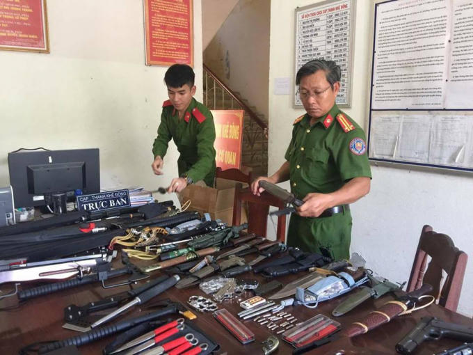 Số vũ khí nóng cơ quan chức năng phát hiện tại nhà của Viên. Ảnh: TTCSTPĐN.