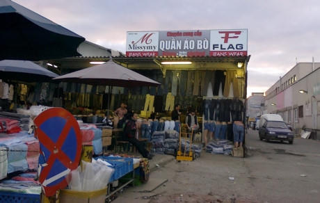 Cửa h&agrave;ng bu&ocirc;n b&aacute;n của người Việt Nam tại Prague, Cộng h&ograve;a Czech. Ảnh:&nbsp;vice.com.