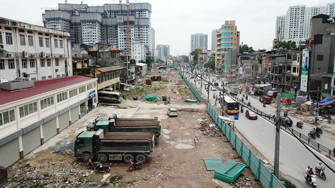 Đặc biệt khoảng thời gian sau 21h tối hàng ngày, khi các xe bồn, xe tải cỡ lớn đưa vật liệu xây dựng vào các công trình cao tầng.