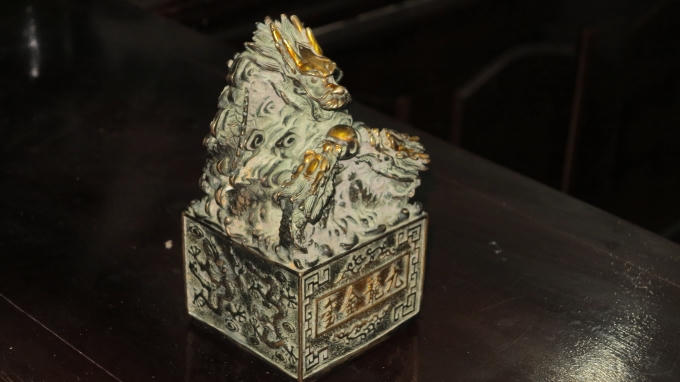 Vật thể được cho là ấn tín của vua chúa làm bằng kim loại, nặng khoảng 1,6 kg.