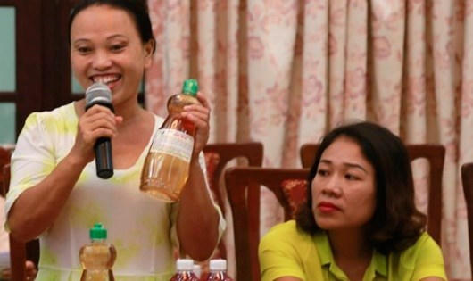 Chị Trịnh Thị Hồng chia sẻ với ph&oacute;ng vi&ecirc;n b&aacute;o ch&iacute; về sản phẩm sản xuất từ r&aacute;c thải hữu cơ của m&igrave;nh.