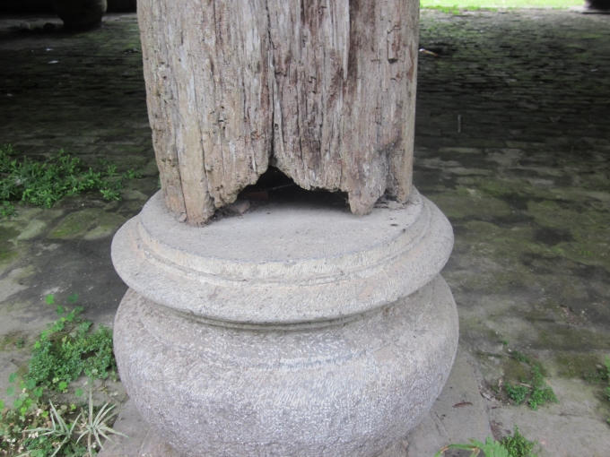 Nhiều cột chống đã bị mọt ruỗng từ bên trong nhưng vẫn phải đảm đương trọng trách "cõng" nặng, rất nguy hiểm.