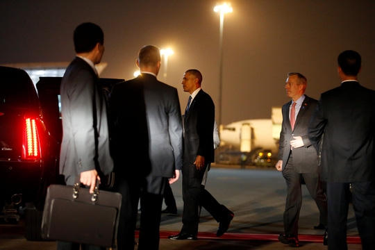 Tổng thống Mỹ lên chiếc limousine của mình tại Sân bay Quốc tế Nội Bài. (Ảnh: Reuters)