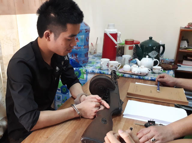 Đối tượng Hưng bị khởi tố hai tội danh: Gây rối trật tự công cộng và sử dụng súng trái phép quân dụng.