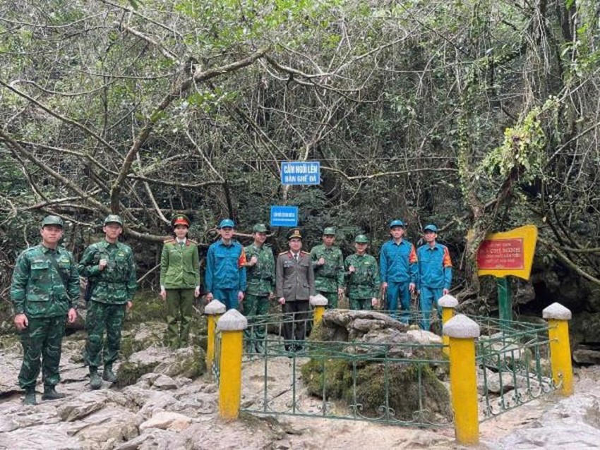 Bàn đá bên bờ suối Lê Nin, nơi Chủ tịch Hồ Chí Minh thường ngồi làm việc trong thời gian Người ở Pác Bó. (Ảnh: CAND).