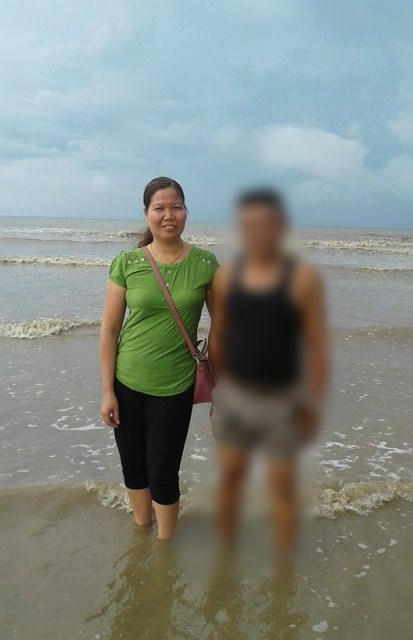 Chị Phan Thị Thanh Vân (áo xanh) bị tố cáo chiếm đoạt tài sản của người đã chung sống suốt 4 năm.