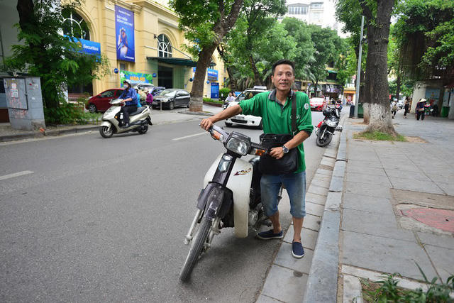 Công việc chính của Hải hàng ngày là lái xe ôm và nhận ship hàng. Tuy nhiên, do không nhận khách đều nên một tháng thu nhập của Hải chỉ khoảng 3-4 triệu/ tháng