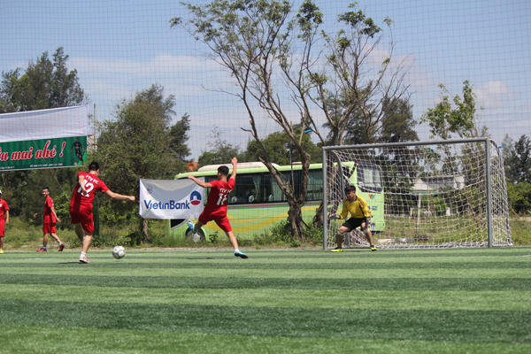 Các cầu thủ đội bóng VTV tập luyện hăng say dưới trời nắng nóng với quyết tâm bảo vệ thành công chức vô địch.