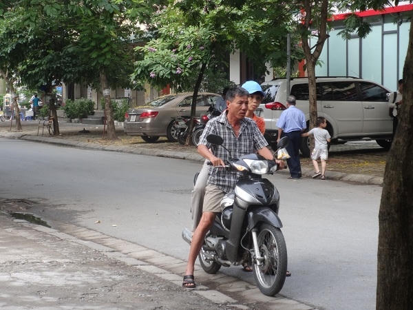 8h30 phút, 1 vị phụ huynh với dáng vẻ tất tả, chạy về điểm thi trường THPT Cầu Giấy, vội vàng đưa ảnh cho con. Nhưng đã bắt đầu tính giờ làm bài của thí sinh, nên chị không thể đưa ảnh cho con.