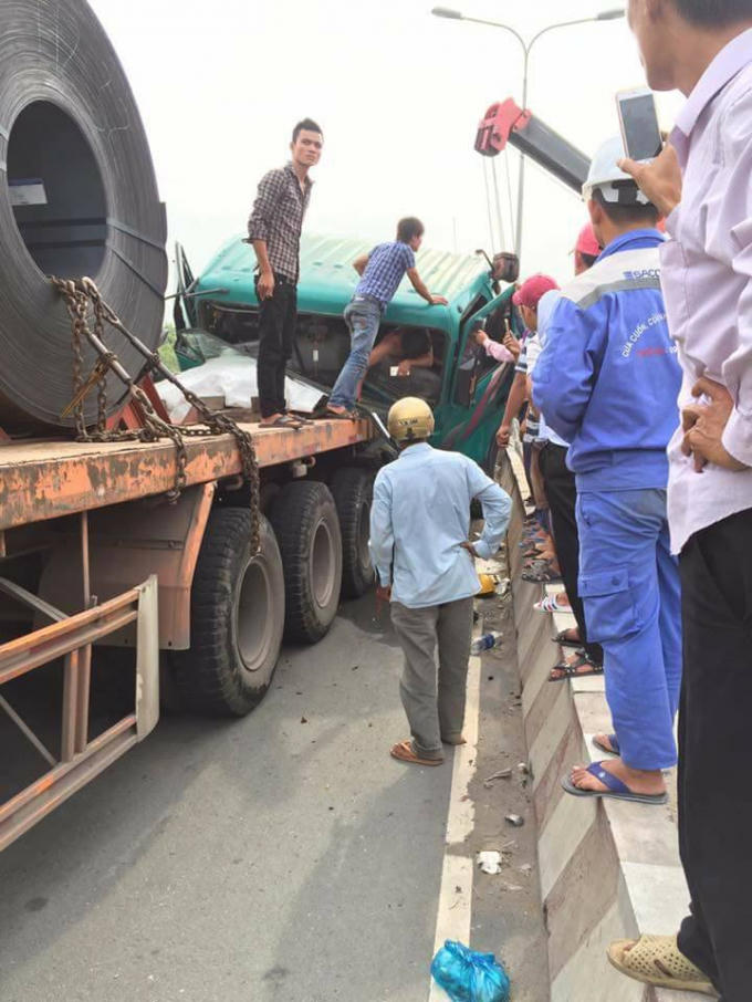 Nam tài xế mắc kẹt, kêu cứu trong cabin.