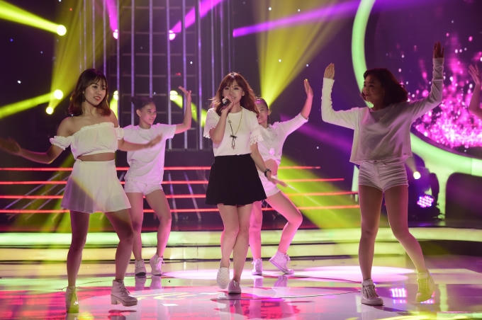 Tiết mục 6, Đỗ Duy Nam hóa thân thành Hari Won với Hương đêm bay xa.