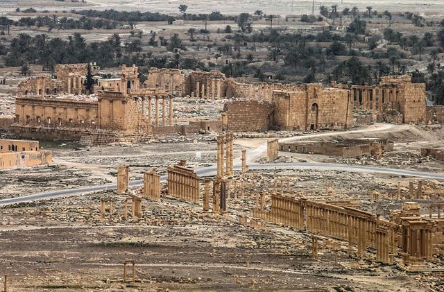 Thành cổ Palmyra sau khi được giải phóng (Ảnh: Guardian)