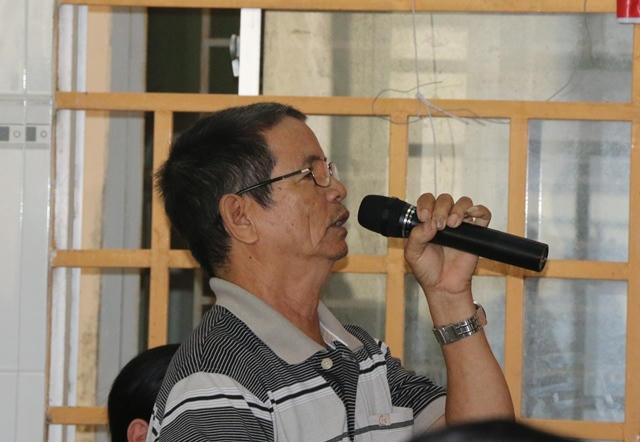 Cử tri Dương Bá Vương nêu câu hỏi tại buổi tiếp xúc.