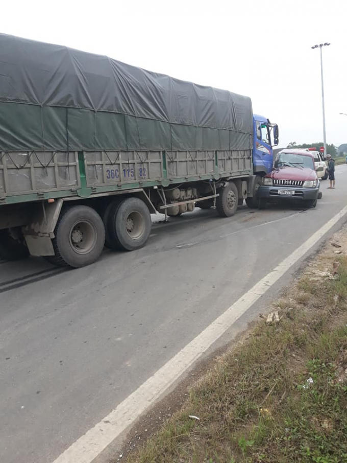 Vụ tai nạn khiến chiếc xe 7 chỗ bị hư hại nặng, biến dạng 1 bên, long bánh xe.