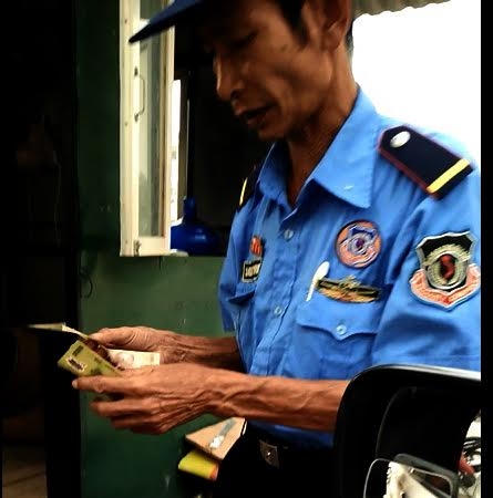 Người tự xưng là bảo vệ đang thu tiền của anh Đ.