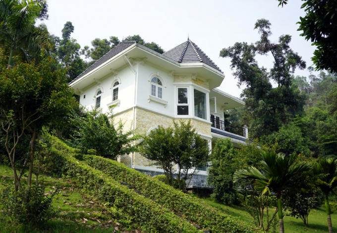 Được biết, căn biệt thự được lên ý tưởng thiết kế từ năm 2008. Sau khi vừa hoàn thành và đưa vào sử dụng, đoàn làm phim đã ký hợp đồng quay phim và thực hiện bộ phim tại đây trong khoảng thời gian hơn 1 năm. Sau khi bộ phim phát sóng, một số khán giả đã tìm đến biệt thự này để tham quan, chụp ảnh.