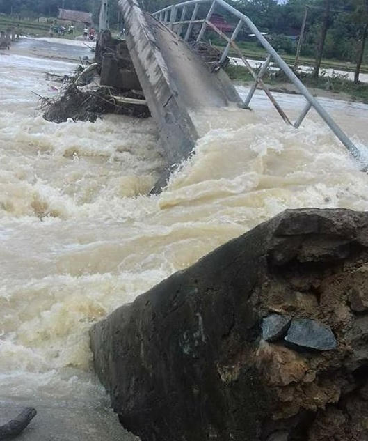 Một cây cầu tại xã Vạn Xuân, Thường Xuân bị gãy do mưa lũ.
