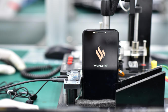 VinSmart sử dụng các robot kiểm tra giả lập trạm gốc từ các hãng Rohde & Schwarz xuất xứ Cộng hòa liên bang Đức và Anritsu từ Nhật Bản