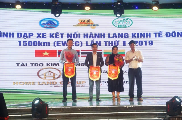 Kết thúc Hành trình đạp xe kết nối hành lang kinh tế Đông Tây qua 4 nước