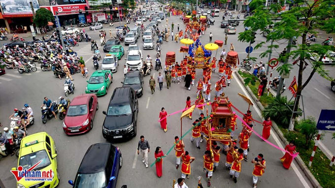 Đo&agrave;n rước kiệu đi tr&ecirc;n phố X&atilde; Đ&agrave;n