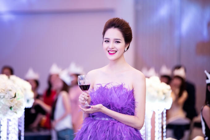 Hoàng Anh chọn bộ đầm tím đính lông vũ của NTK Xuân Lê để làm nổi bật làn da trắng ngần. Dù tiết trời mùa đông khá lạnh nhưng Á hậu vẫn không ngần ngại khoe vai trần nuột nà.
