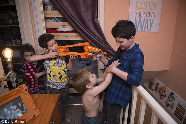 Finlay, Phoenix, Zephyr và Hunter chơi với nhau.