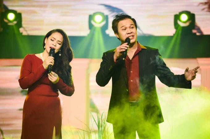 Hồng Hạnh và Thái Hòa cùng song ca bài hát chủ đề của chương trình Để gió cuốn đi.