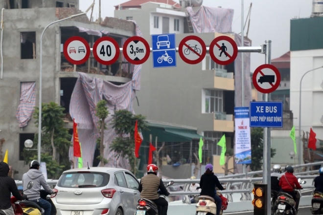 Các phương tiện như xe đạp, ôtô khách, xe tải, xe thô sơ và người đi bộ bị cấm qua cầu.