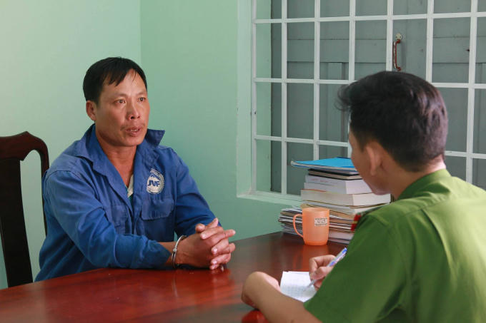 Nguyễn Văn Thu tại cơ quan CSĐT công an tỉnh Đắk Lắk đang khai báo tội ác của mình