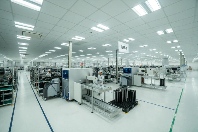 Nhà máy VinSmart được xây dựng trong khu tổ hợp sản xuất Đình Vũ (Cát Hải, Hải Phòng). Công suất lên tới 5 triệu máy/năm với các sản phẩm điện tử tiêu dùng như điện thoại di động, các thiết bị kết nối Internet Of Things - iOT, máy tính xách tay. Toàn bộ nhà xưởng được thiết kế và thi công theo tiêu chuẩn quốc tế IPC-A-610 - tiêu chuẩn quốc tế dành cho các nhà máy sản xuất sản phẩm điện tử