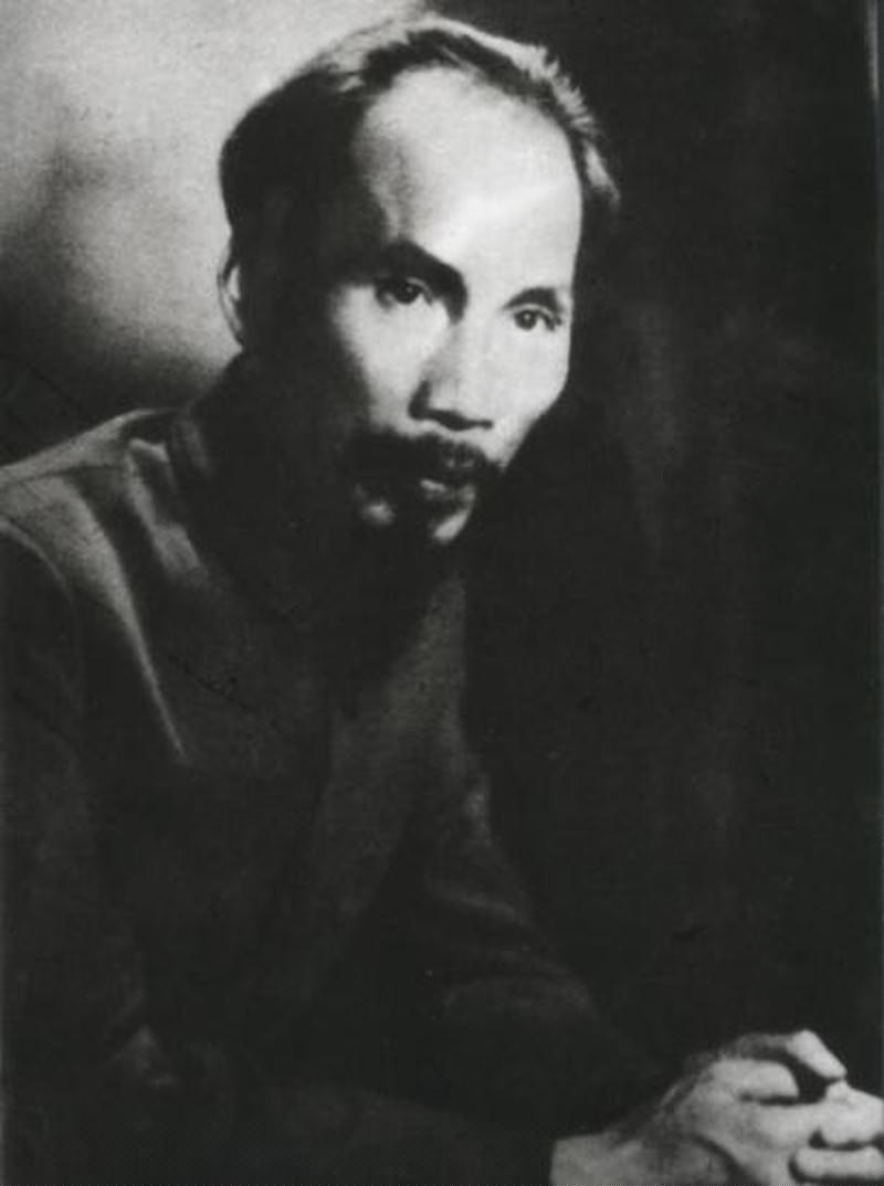 Bức ảnh chân dung Chủ tịch Hồ Chí Minh ký tặng Luật sư Nguyễn Mạnh Tường – Tư liệu gia đình