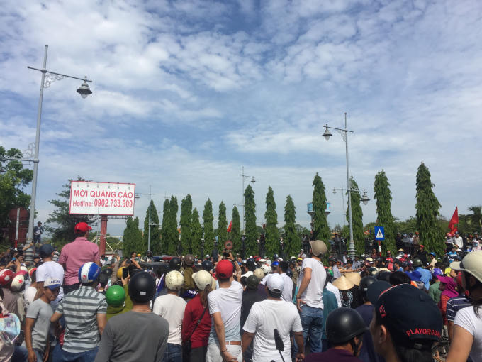 Nhiều người dân tập trung bên ngoài Công ty theo dõi vụ việc. (Ảnh: Đăng Hậu)