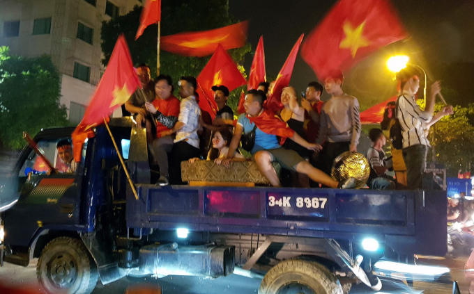 Cổ động viên ăn mừng chiến thắng của đội tuyển Việt Nam sau trận bán kết lượt về hôm 6/12.