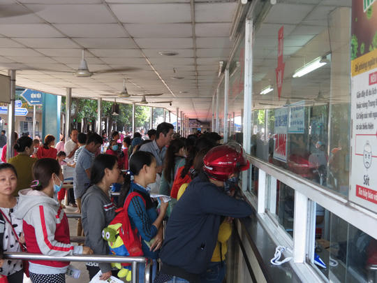 Khi trẻ có biểu hiện nhiễm siêu vi như sốt, nôn ói... nên đưa trẻ đi khám. Ảnh: minh họa/NLD