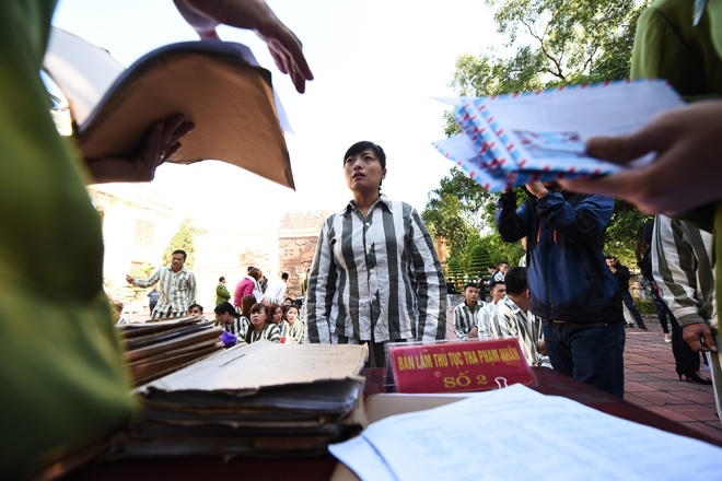 Phạm nhân được cấp tiền tàu xe và tiền tái hòa nhập cộng đồng để có chút vốn làm lại cuộc đời.