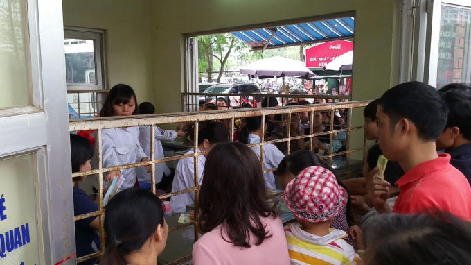 ...Dù đã quá trưa nhưng tại cửa bán vé vẫn tấp nập dòng người đến mua vé vào tham quan.
