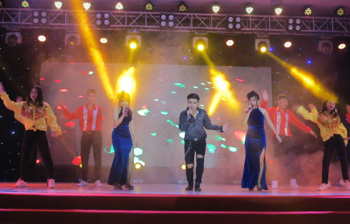 Đêm hội với nhiều tiết mục đặc sắc.