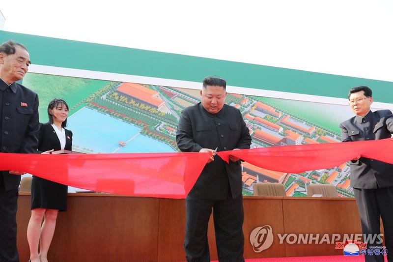 Bà Kim Yo-jong - em gái ông Kim Jong-un - tháp tùng anh trai tại lễ khánh thành.