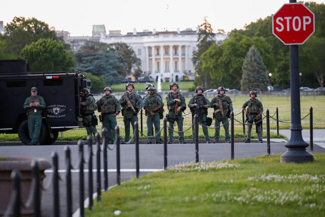 Người biểu tình bao vây Nhà Trắng, Tổng thống Trump xuống hầm trú ẩn - ảnh 1