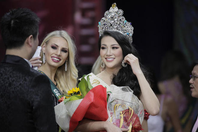 Hãng tin ABS-CBN chú trọng những hình ảnh của Phương Khánh lúc đăng quang.