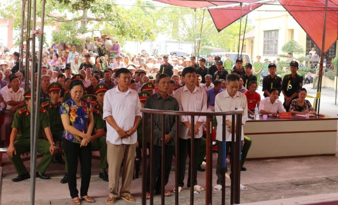 5 bị cáo đứng trước vành móng ngựa.