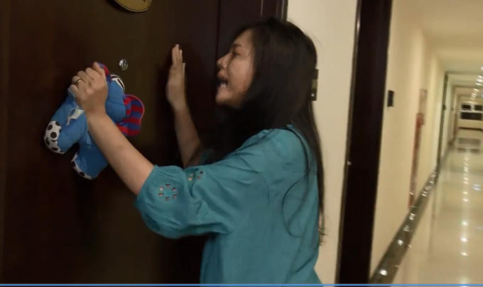 Trang đi đến từng phòng tìm con. (Ảnh cắt từ clip).