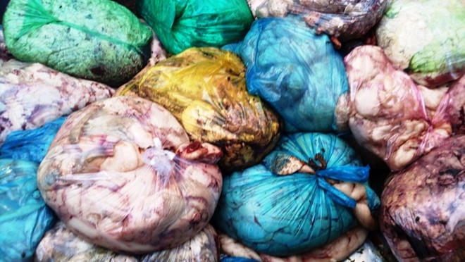 Số mỡ động vật bị lực lượng chức năng thu giữ. Ảnh: Đại Nam.