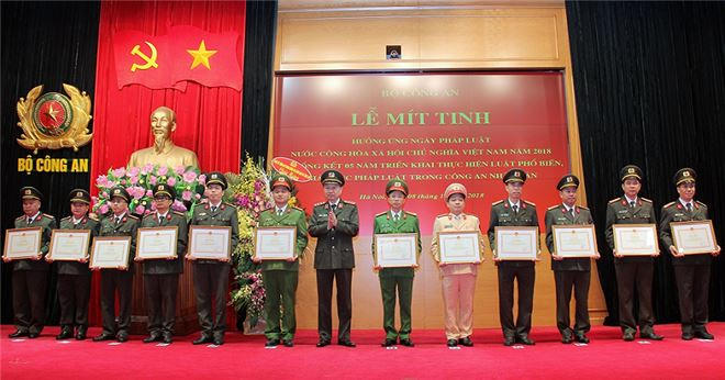 Bộ trưởng Tô Lâm trao Bằng khen của Bộ Công an tặng các tập thể, cá nhân có thành tích xuất sắc trong công tác triển khai thi hành Luật Phổ biến, giáo dục pháp luật (giai đoạn 2013- 2018) và hưởng ứng Ngày Pháp luật.