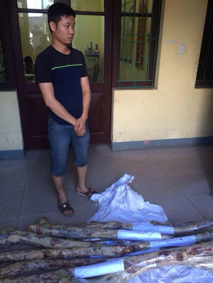 Lê Văn Duẩn và tang vật thu giữ.