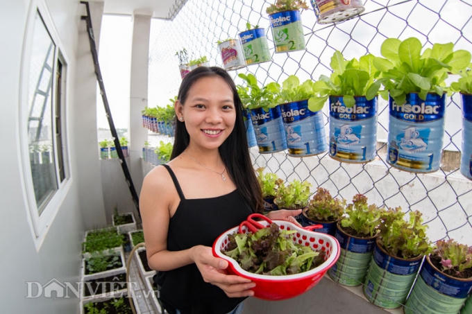 Vợ anh Biển phụ giúp chồng chăm sóc và thu hoạch vườn rau mỗi ngày.