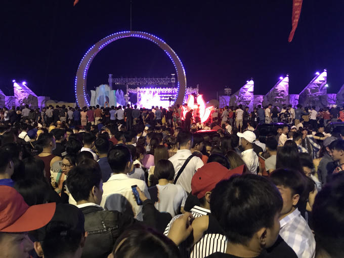 Biển người chen chân tham gia đêm khai mạc lễ hội du lịch biển “Cửa Lò: Hội tụ - Tỏa sáng”