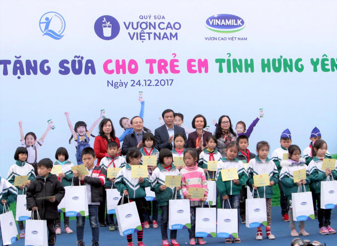 Chương trình đã trao tặng 70.500 ly sữa tương đương 460 triệu đồng cho gần 1.500 em học sinh.